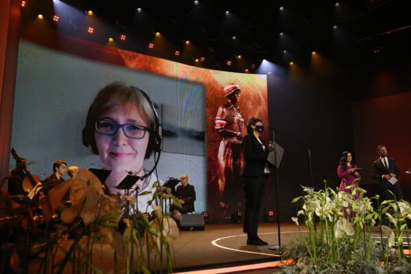 Iwona Szopa, Dyrektor Muzeum Powstań Śląskich (ekran) i Halina Bieda, Senator RP była Dyrektor Muzeum Powstań Śląskich_Złoty BohaterON Publiczności.INSTYTUCJA